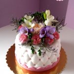 Tort pikowany z żywymi kwiatami